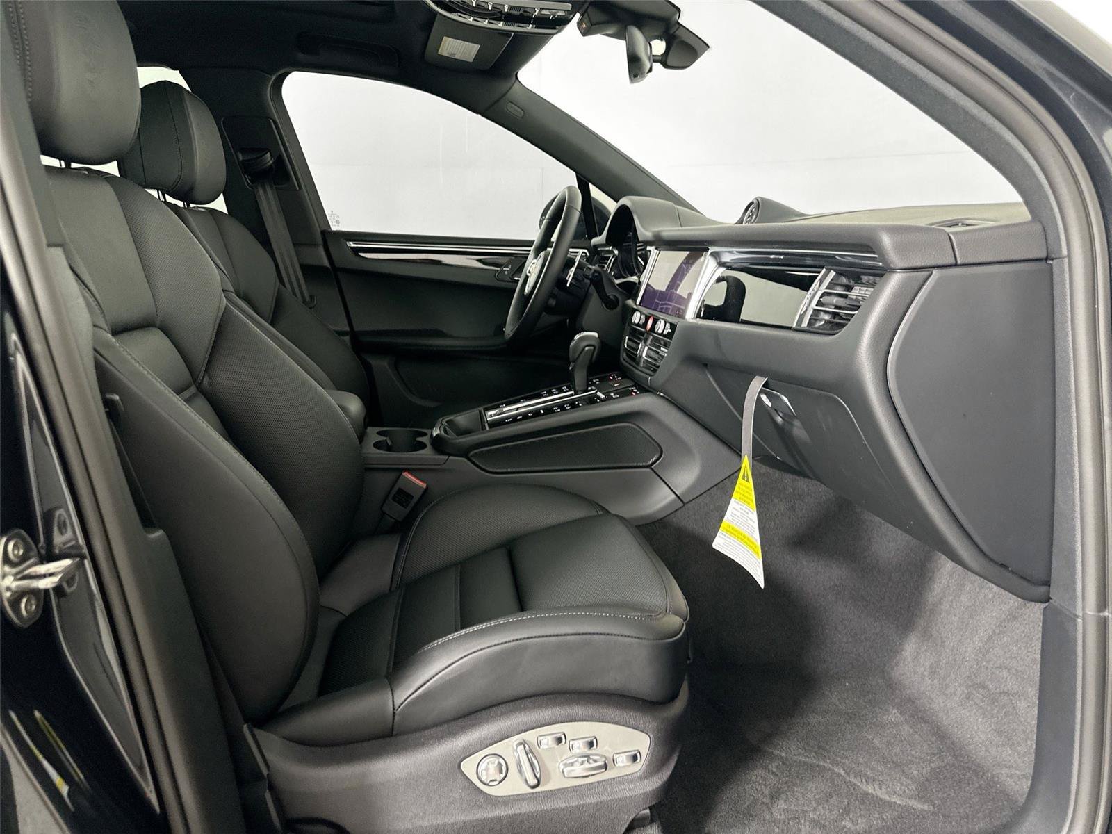 Certified 2026 Porsche Macan Turbo AWD/4WD image 28