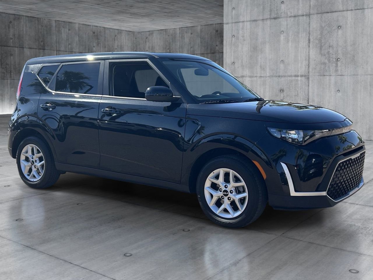 Used 2025 Kia Soul S FWD image 7