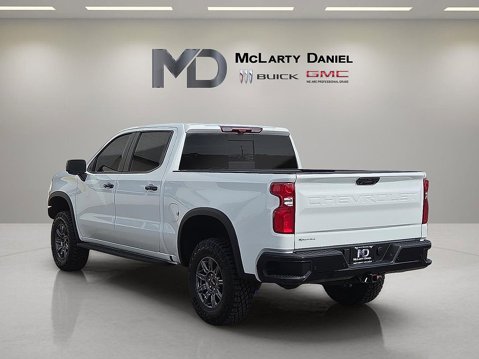 Used 2025 Chevrolet Silverado 1500 ZR2 w/ Technology Package AWD/4WD image 4