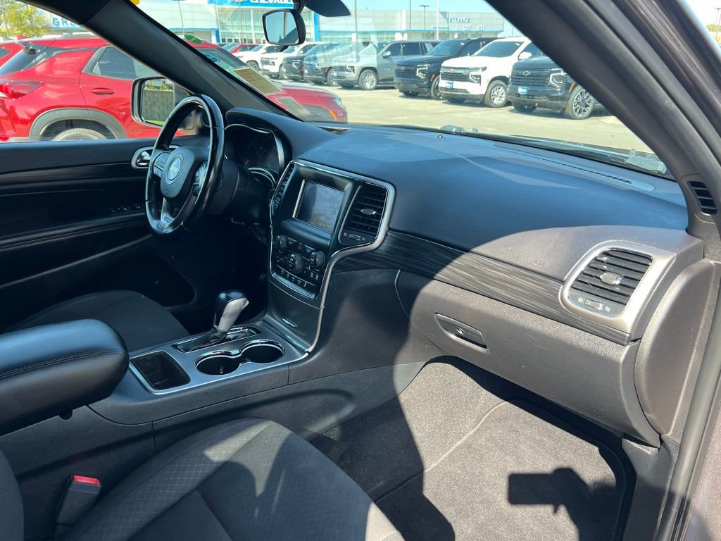 Used 2020 Jeep Grand Cherokee Laredo image 25