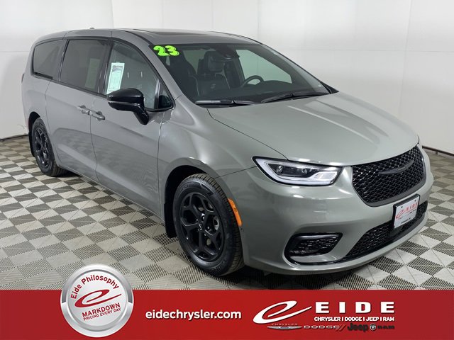 Used 2023 Chrysler Pacifica Limited w/ Uconnect Theater Family Group