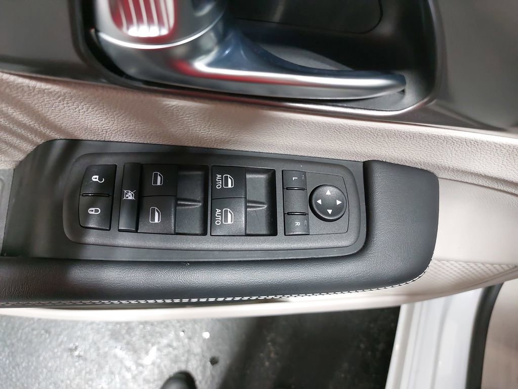 Used 2024 Chrysler Pacifica Touring-L image 48