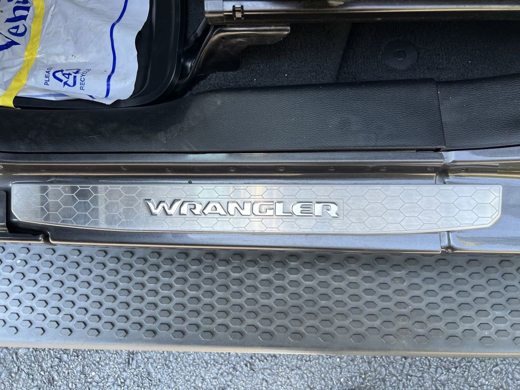 Used 2018 Jeep Wrangler Unlimited Sahara image 15