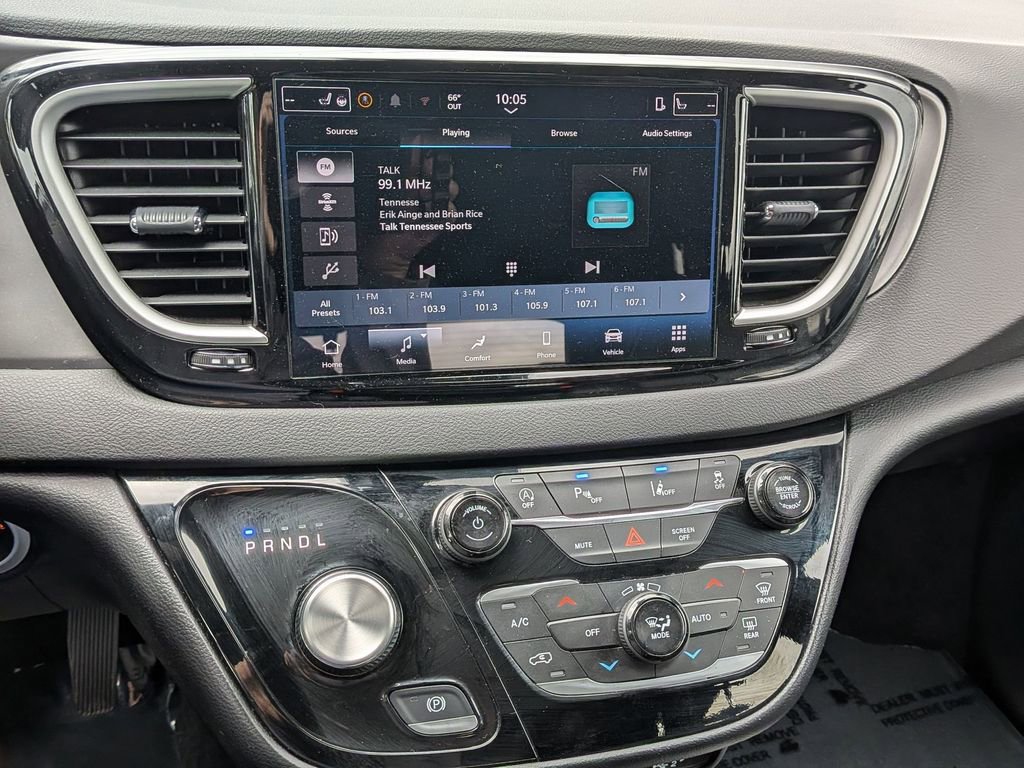 Used 2025 Chrysler Pacifica Select image 17