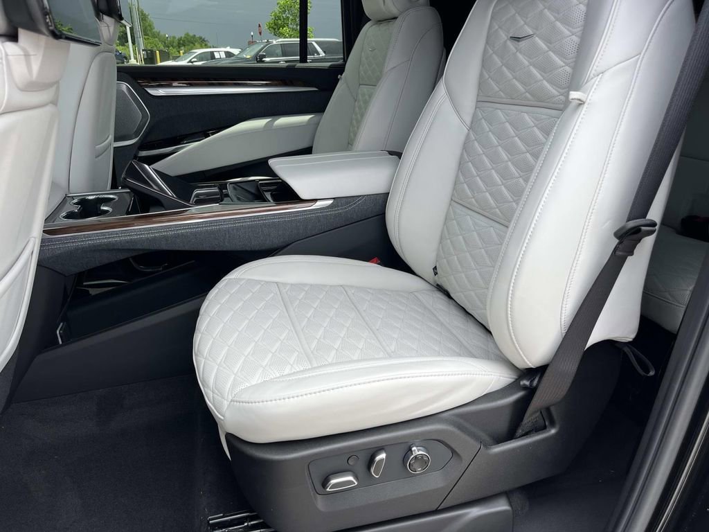 New 2026 Cadillac Escalade ESV Platinum Sport AWD/4WD image 22