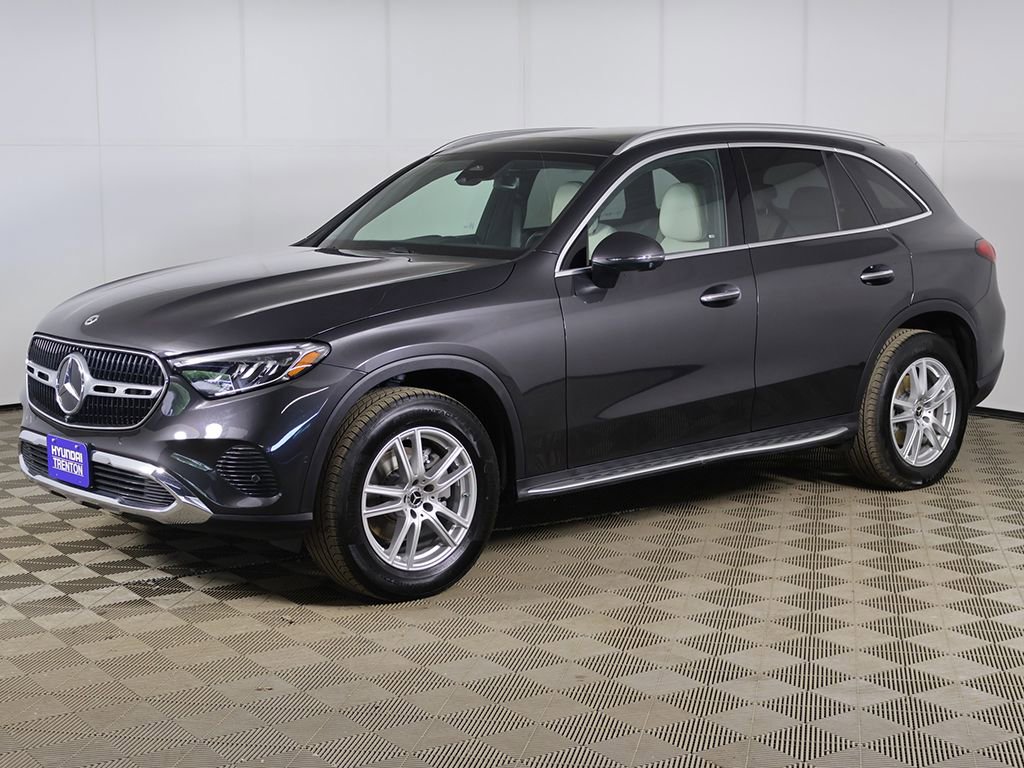 Used 2025 Mercedes-Benz GLC 300 4MATIC image 11