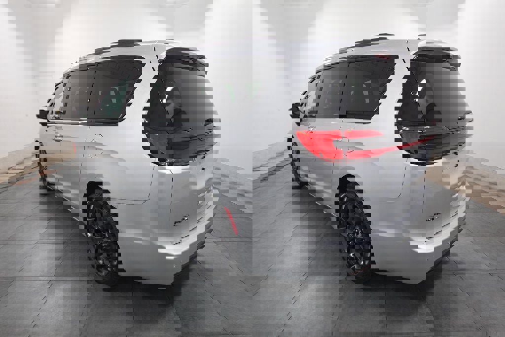 New 2026 Chrysler Pacifica Select w/ S Appearance Package image 3