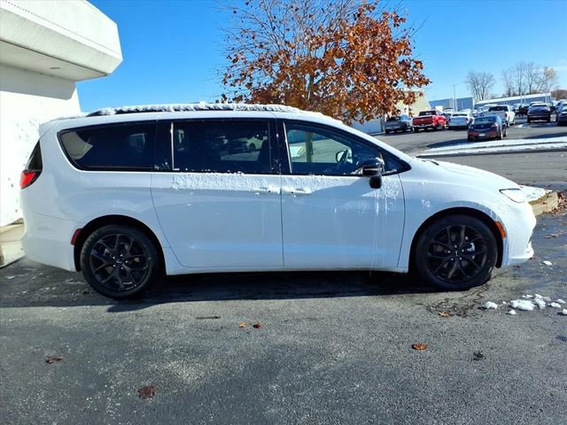 Used 2025 Chrysler Pacifica Limited image 25
