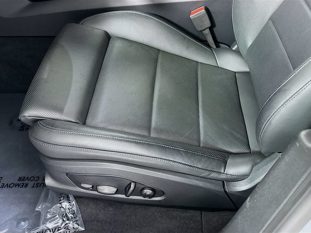 Certified 2025 Porsche Macan Electric RWD image 22
