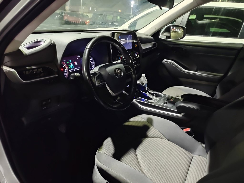 Used 2024 Toyota Highlander LE FWD image 7