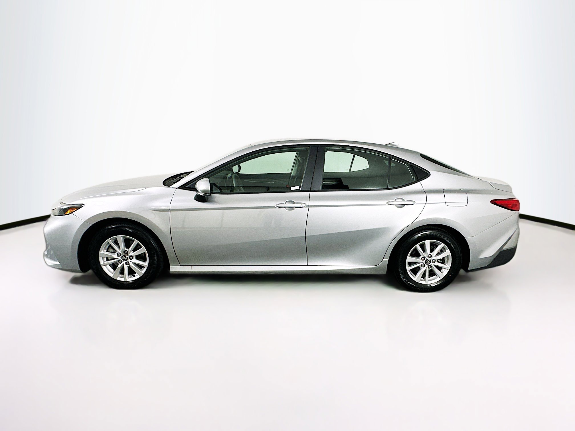 Used 2025 Toyota Camry LE image 4