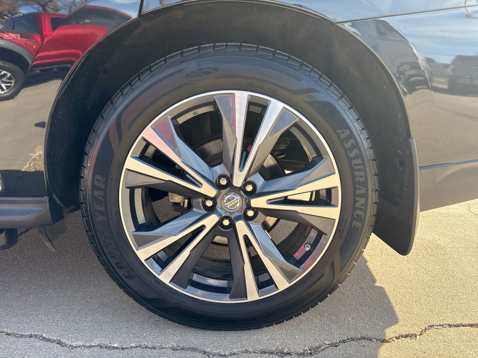 Used 2018 Nissan Pathfinder Platinum image 11