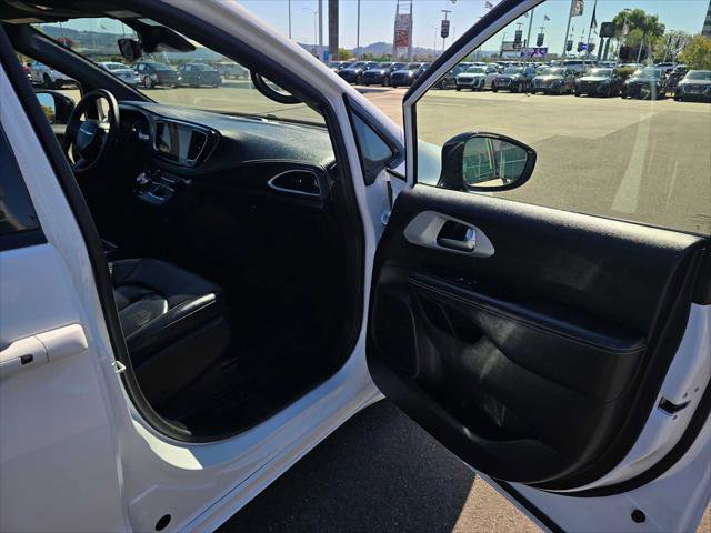 Used 2024 Chrysler Pacifica Limited image 12