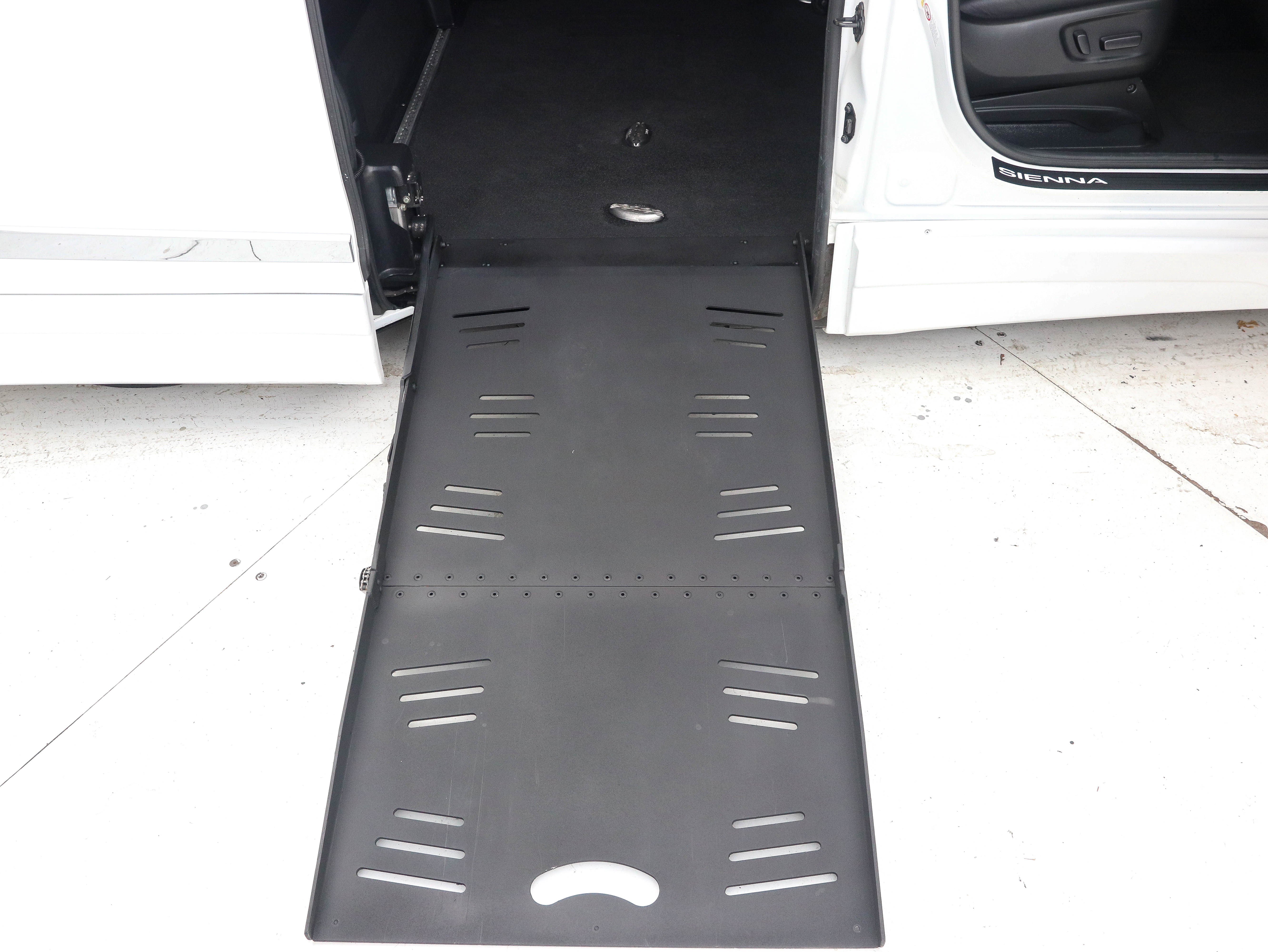 Used 2018 Toyota Sienna SE Premium w/ Carpet Mat Package image 17