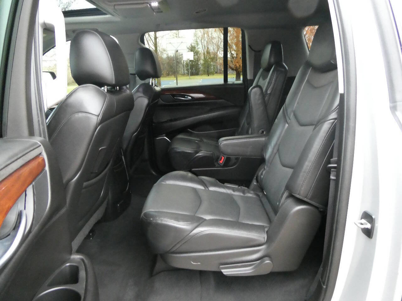 Used 2015 Cadillac Escalade ESV Luxury image 28
