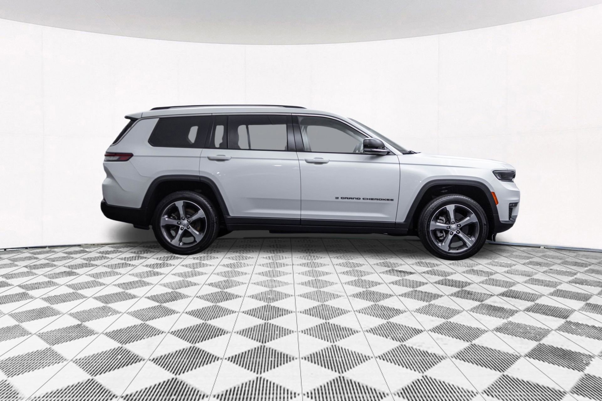 Used 2023 Jeep Grand Cherokee L Limited w/ Trailer Tow Group (B) AWD/4WD image 13