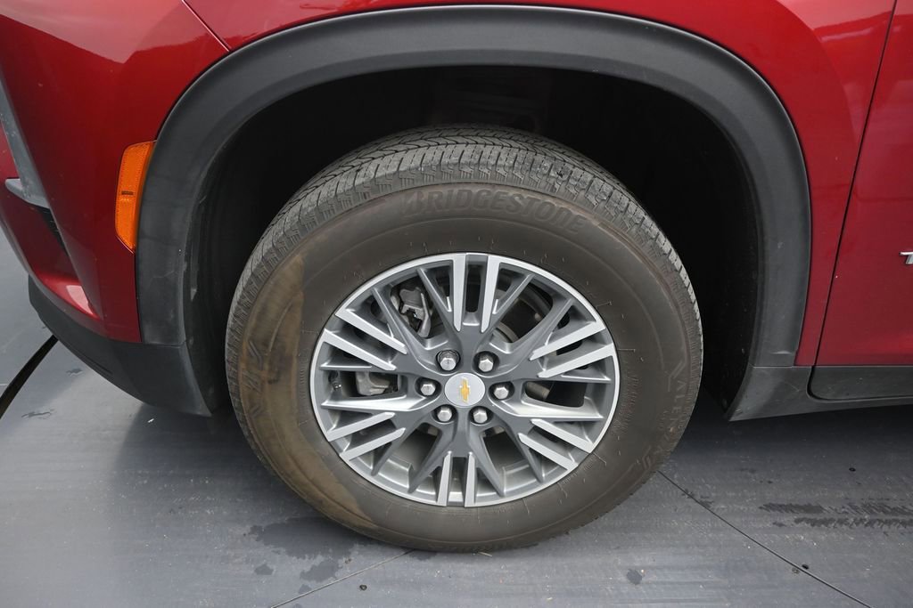 Used 2025 Chevrolet Traverse LT FWD image 9
