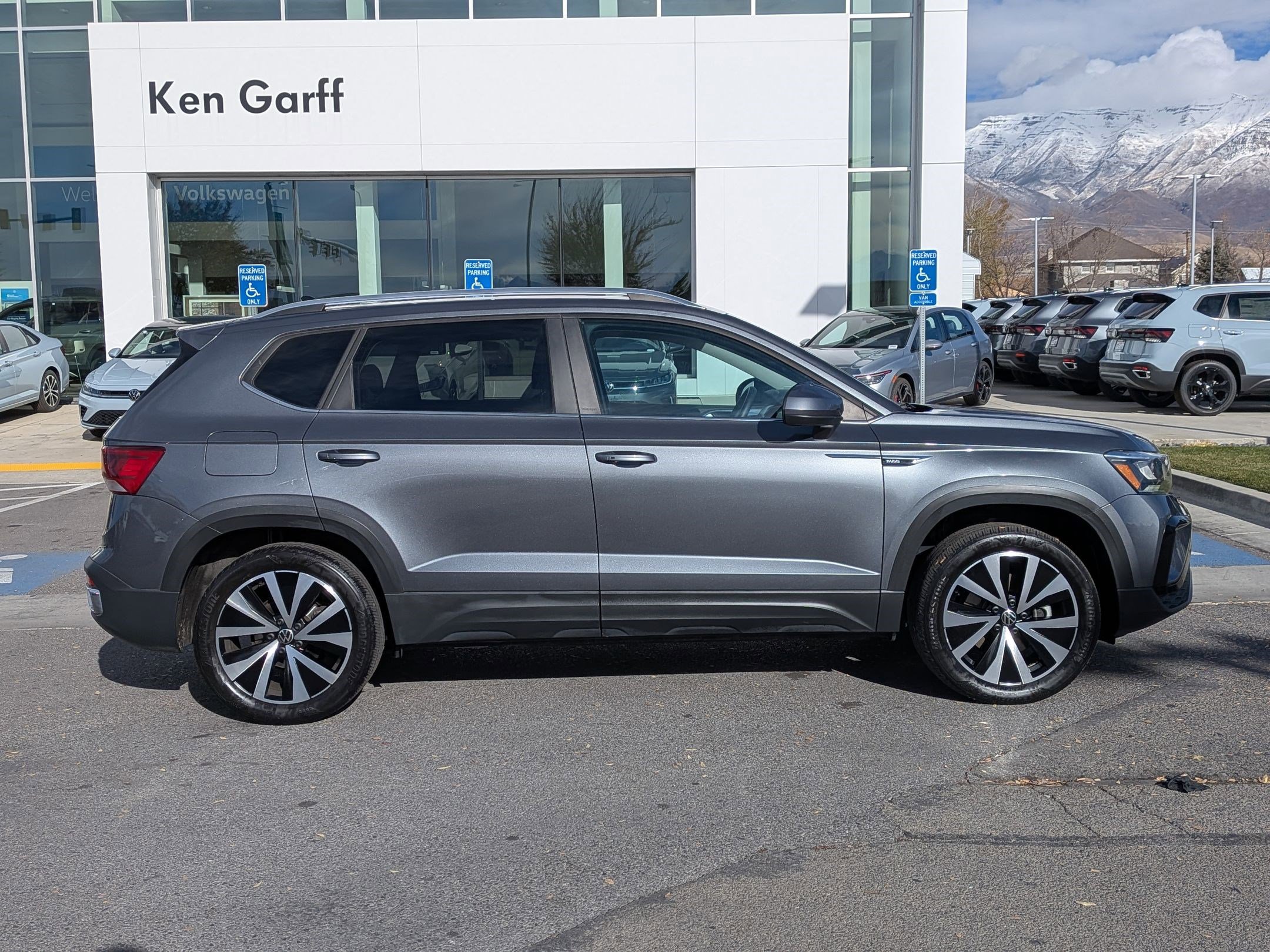 Certified 2023 Volkswagen Taos SE w/ Panoramic Sunroof Package image 2