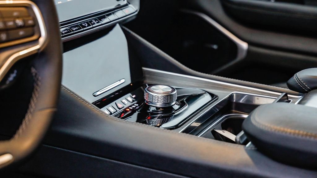 Certified 2024 Jeep Wagoneer L Series II w/ Flexible Seating Group image 21