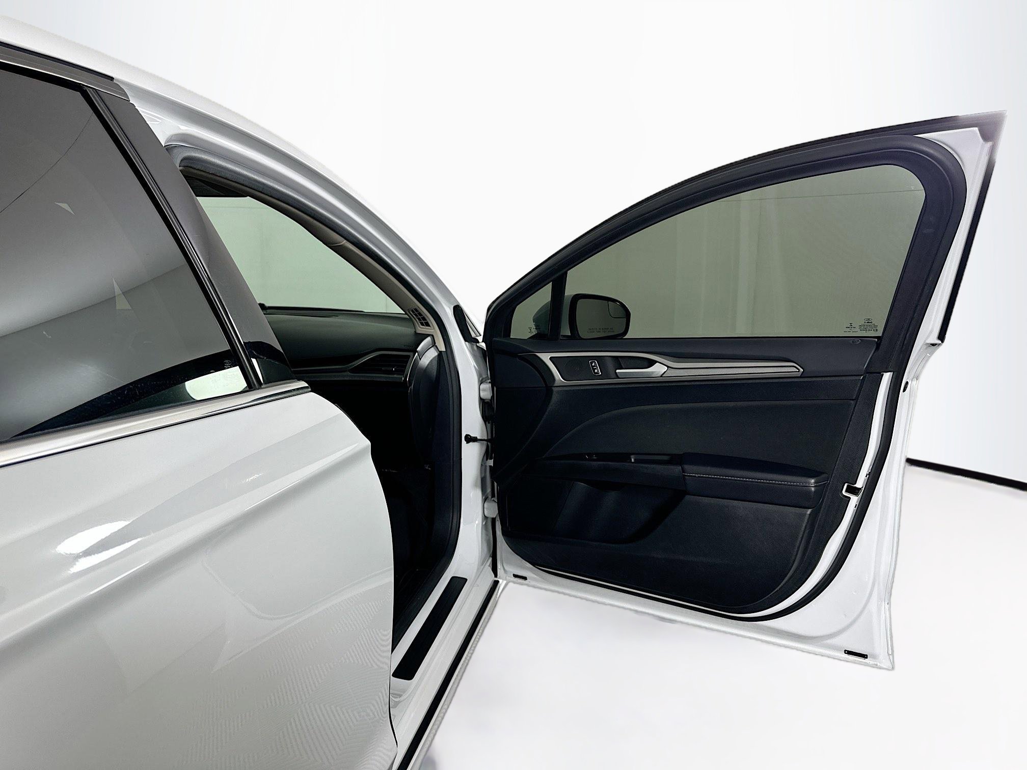 Used 2017 Ford Fusion SE image 29