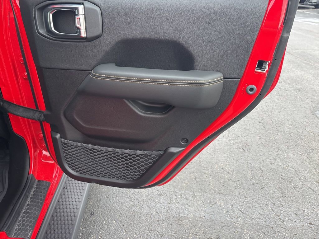 Used 2025 Jeep Wrangler Sahara image 19