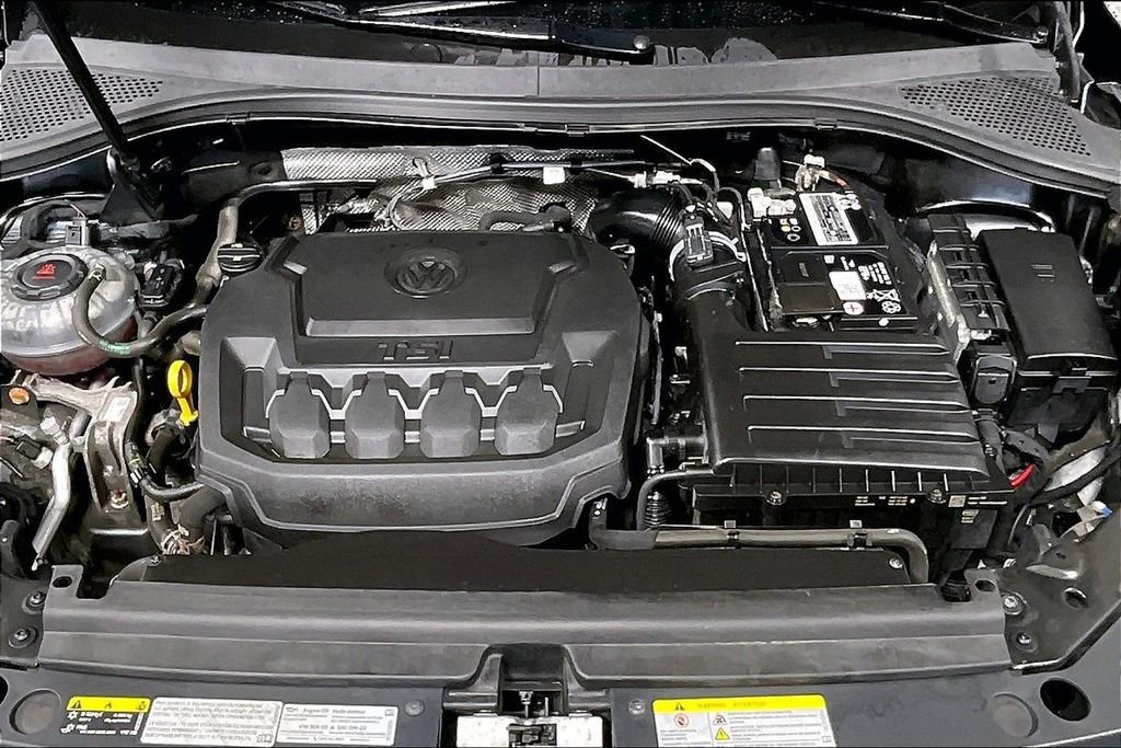 Used 2021 Volkswagen Tiguan SE w/ Panoramic Sunroof Package image 9