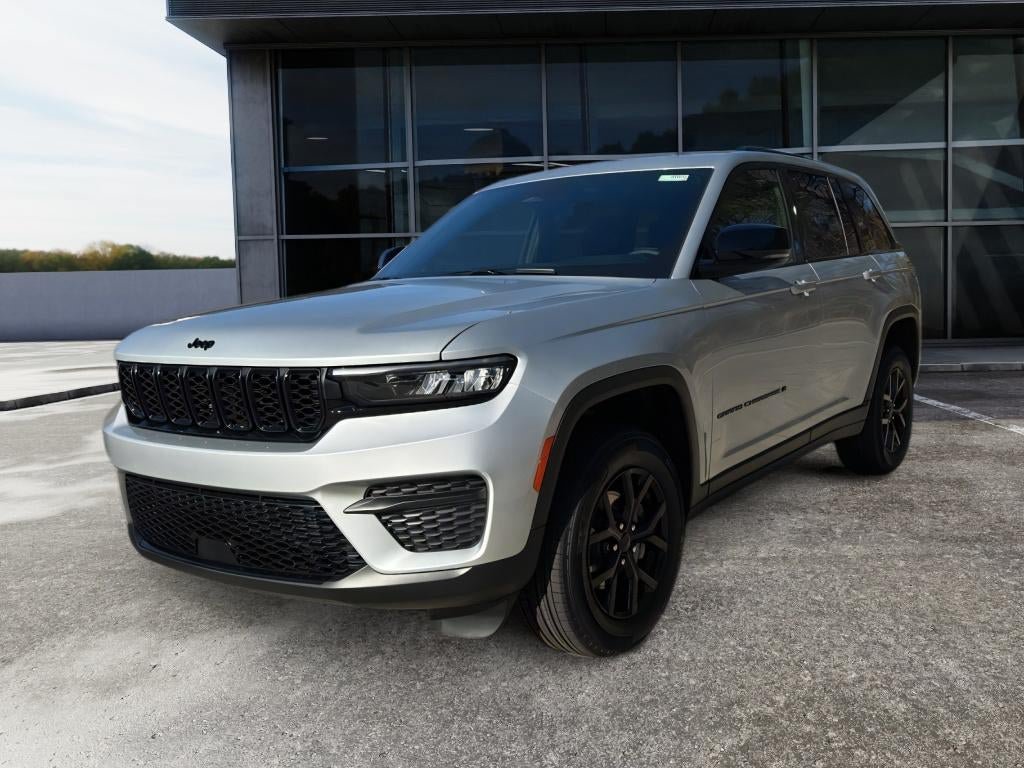 New 2025 Jeep Grand Cherokee Altitude RWD image 3