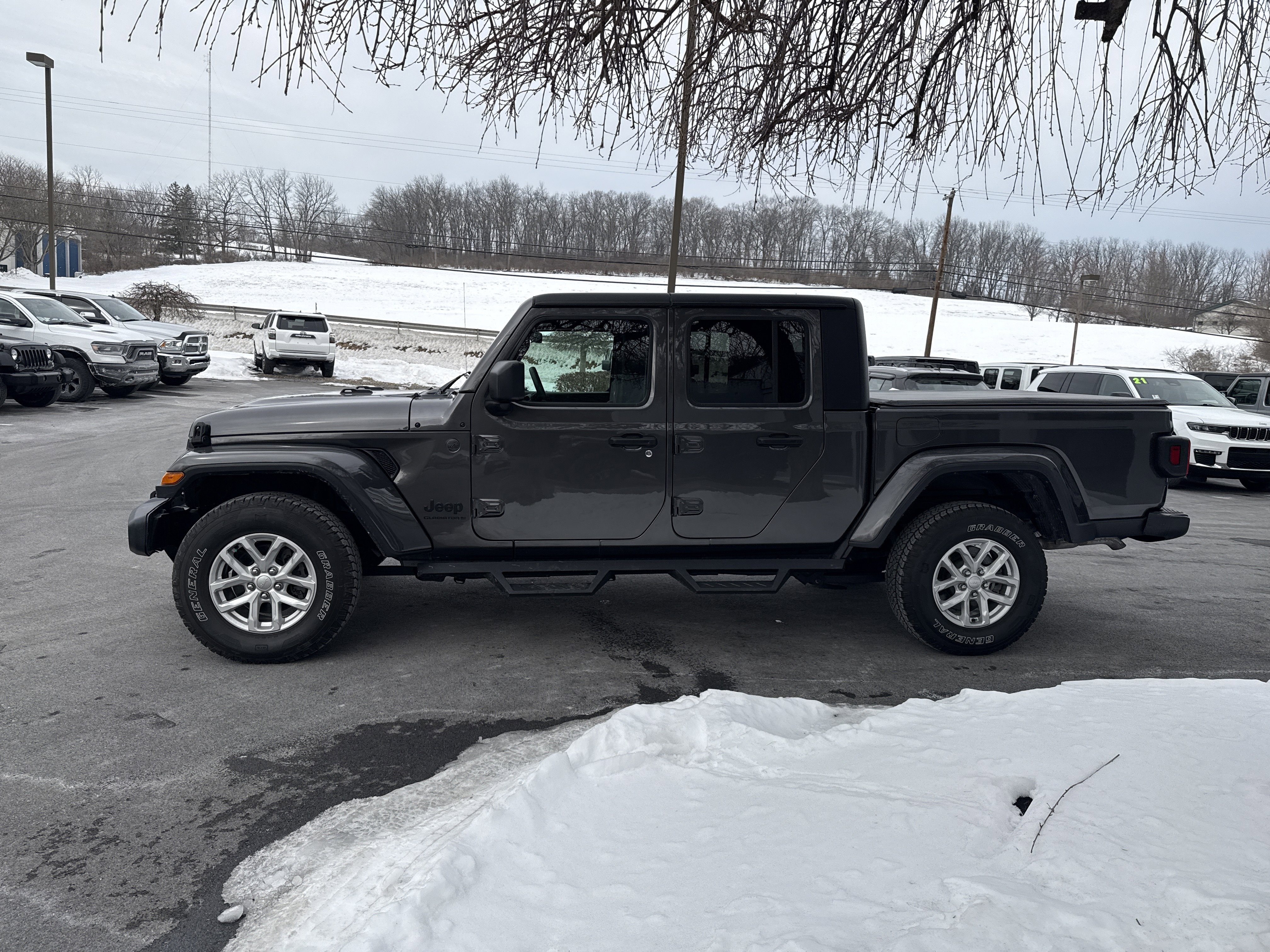 Used 2023 Jeep Gladiator Sport image 7