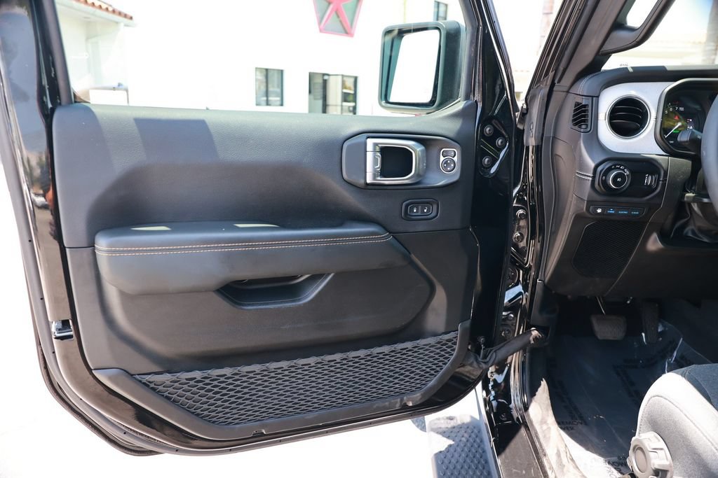 Used 2025 Jeep Wrangler Unlimited Sahara AWD/4WD image 18