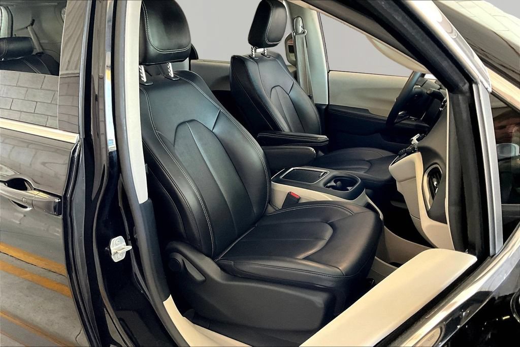 Used 2024 Chrysler Pacifica Touring-L FWD image 29