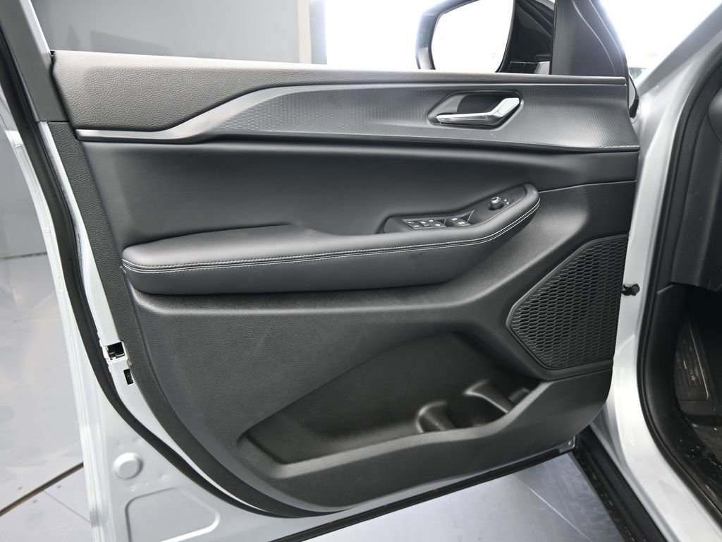 New 2025 Jeep Grand Cherokee Altitude image 16