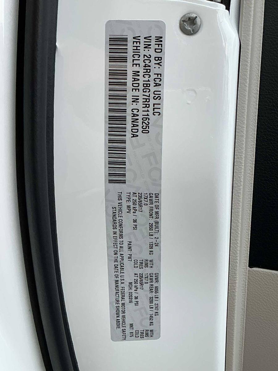 Used 2024 Chrysler Pacifica Touring-L FWD image 33