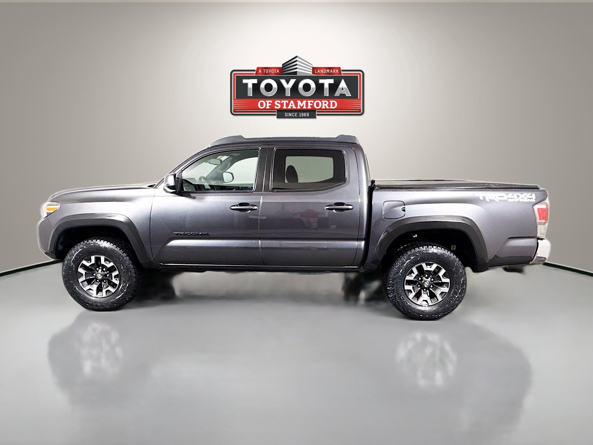 Certified 2022 Toyota Tacoma TRD Off-Road w/ Black Out Package (TMS) AWD/4WD image 4