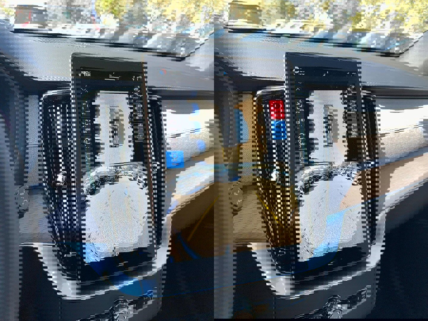 New 2026 Volvo XC90 T8 Plus w/ Protection Package Premier image 22