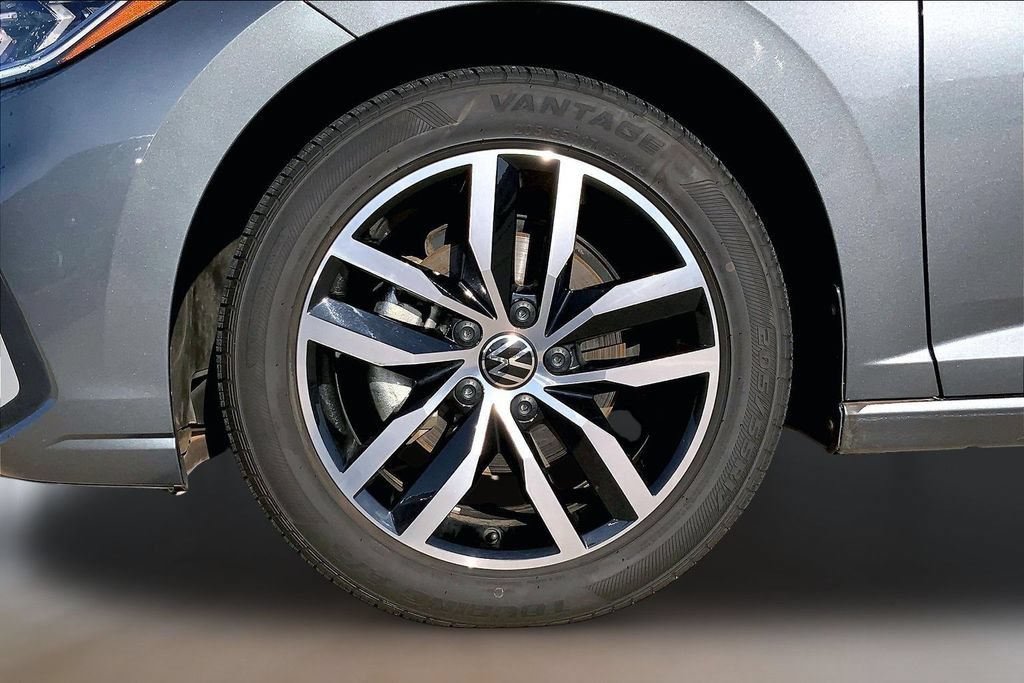 Certified 2025 Volkswagen Jetta SE FWD image 9