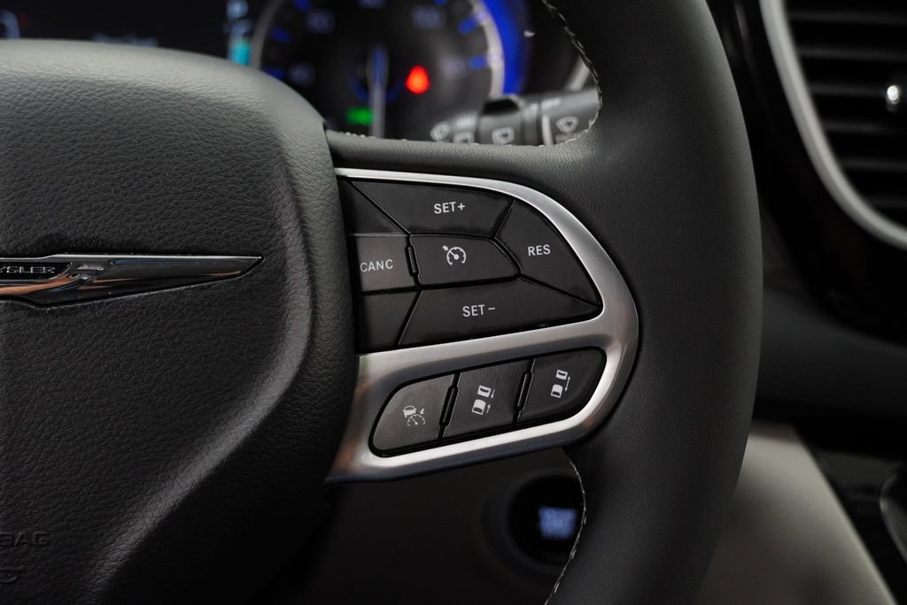 Certified 2024 Chrysler Pacifica Touring-L FWD image 41