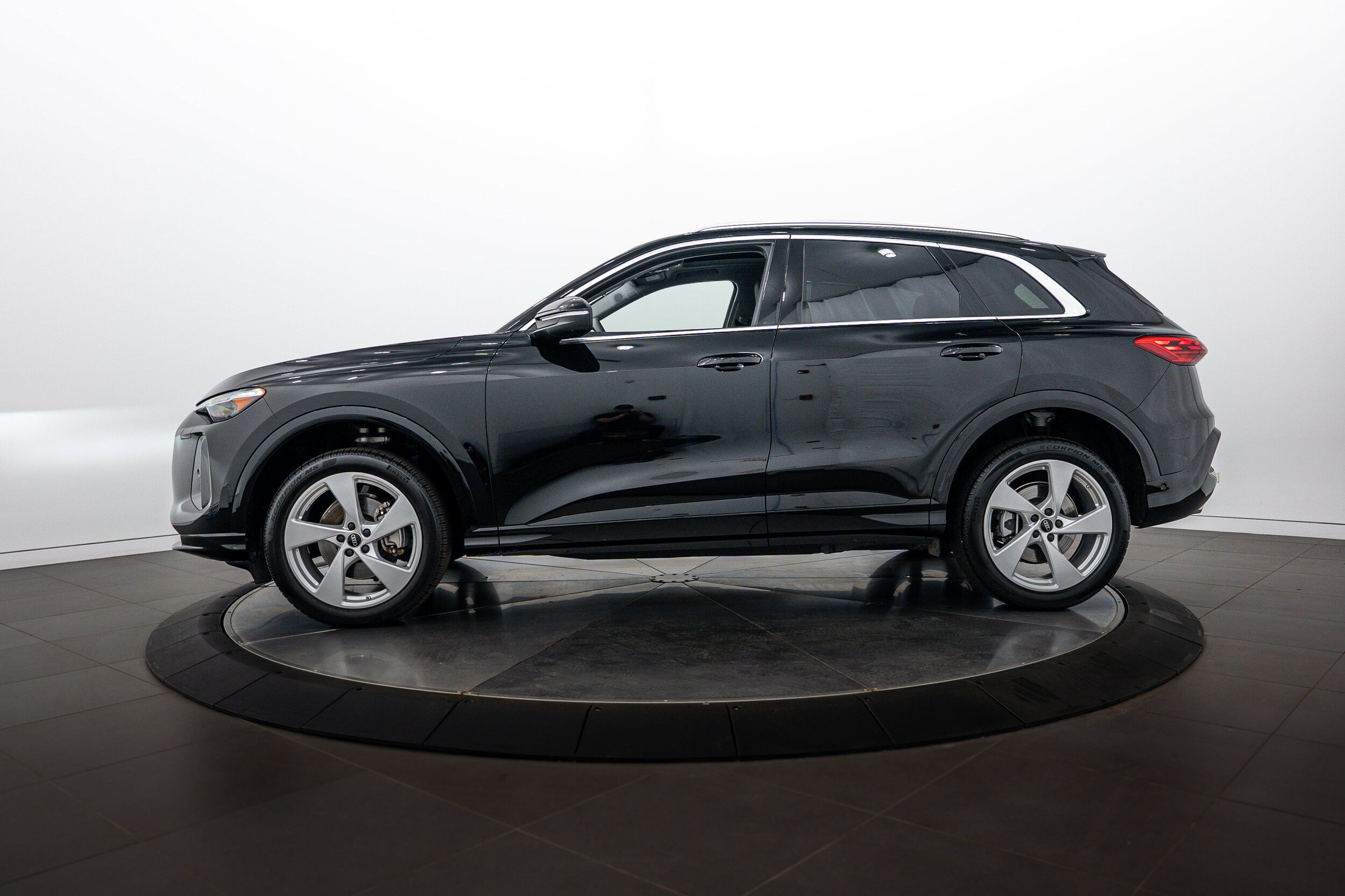 Used 2025 Audi Q5 Premium Plus AWD/4WD image 6