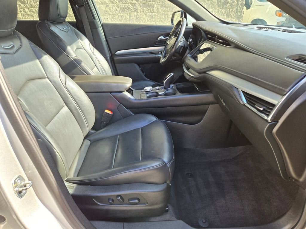 Used 2022 Cadillac XT4 Premium Luxury w/ Safety Alert Package FWD image 18