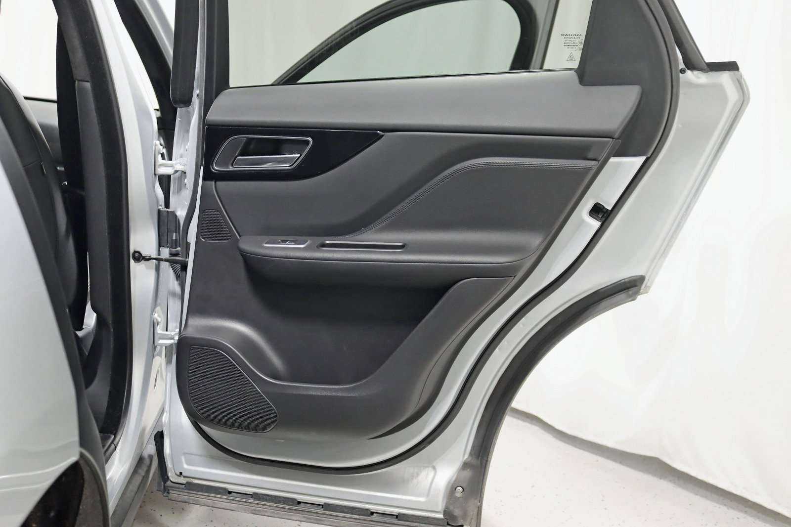 Used 2019 Jaguar F-PACE Premium image 35