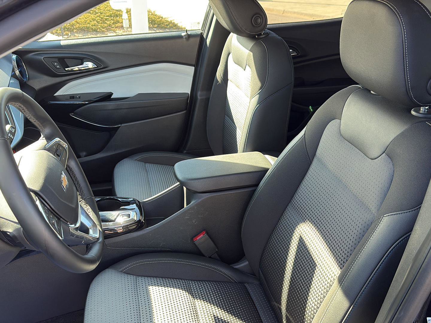 Used 2025 Chevrolet Trax LT w/ LT Convenience Package image 10