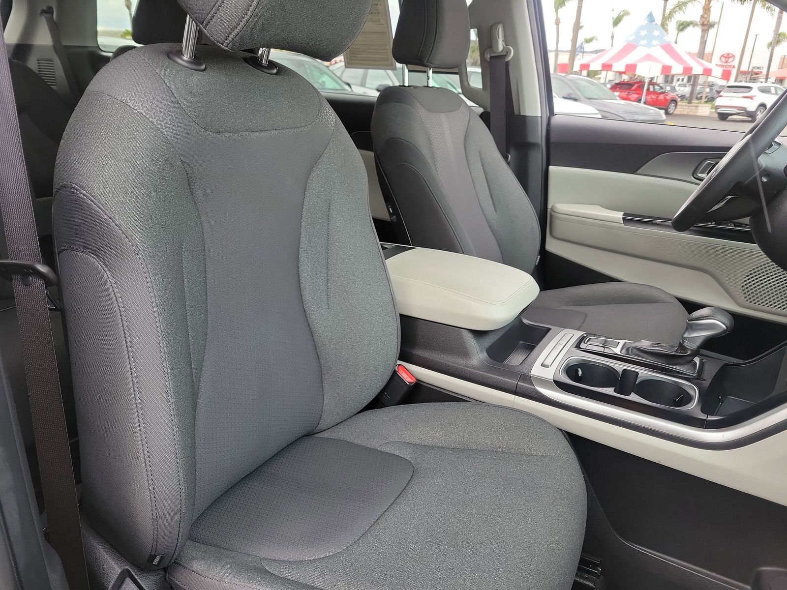Used 2024 Kia Carnival LX FWD image 24