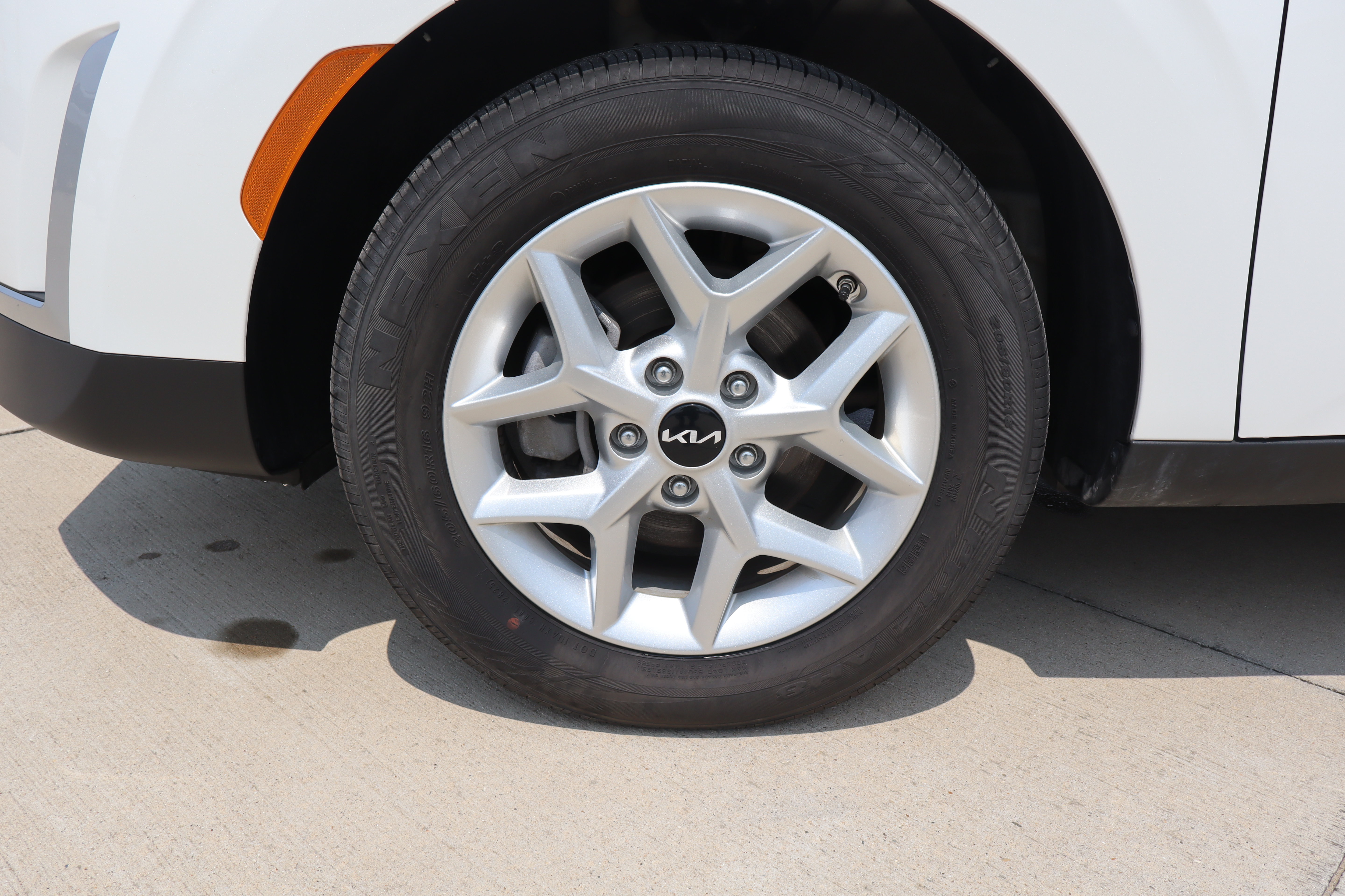 Used 2025 Kia Soul LX w/ LX Technology Package FWD image 24
