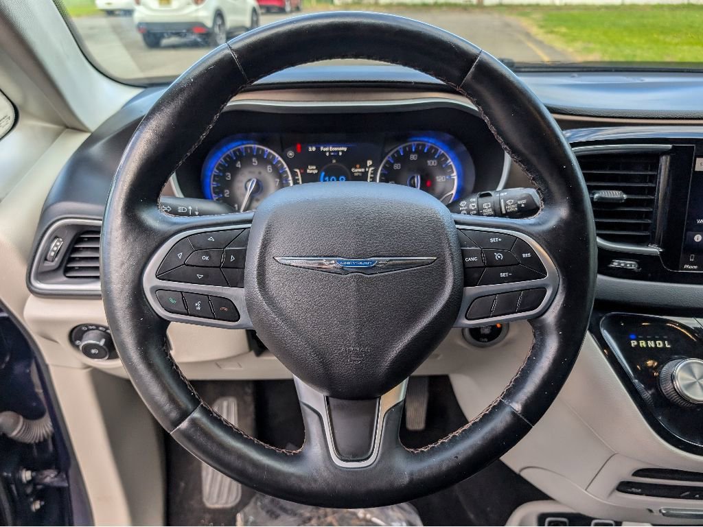 Used 2018 Chrysler Pacifica Touring-L Plus FWD image 18