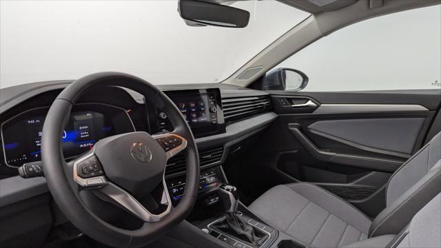 Used 2025 Volkswagen Jetta SE image 23