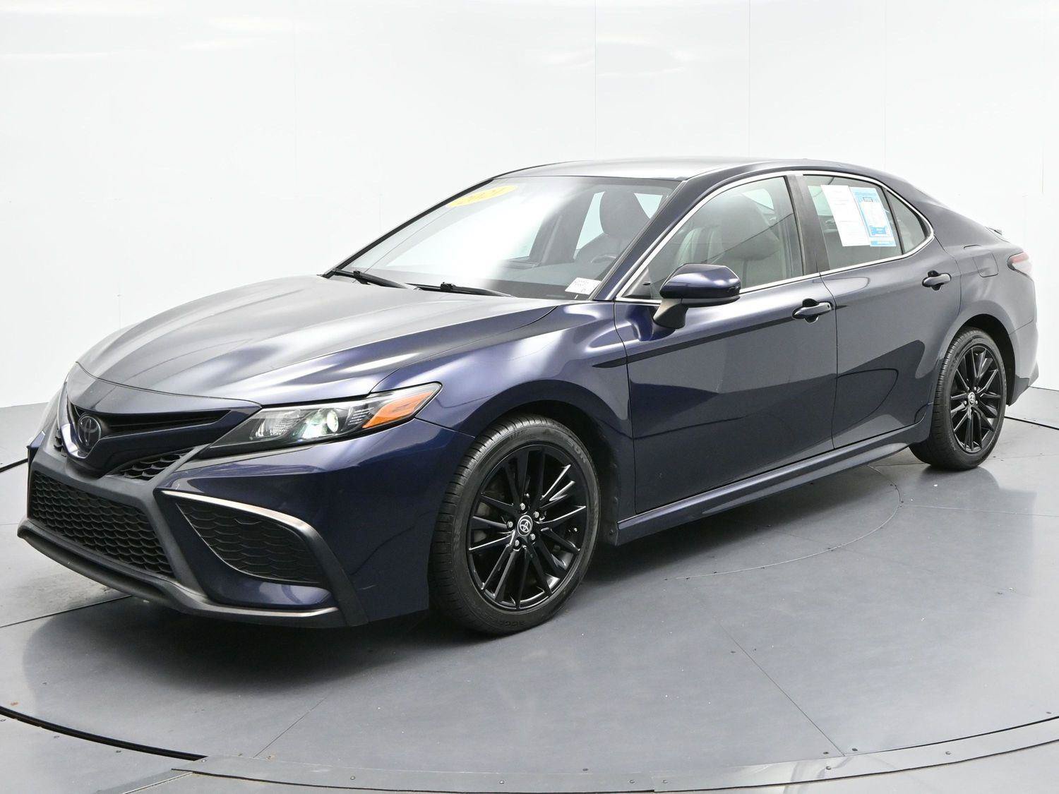 Used 2021 Toyota Camry SE FWD image 3