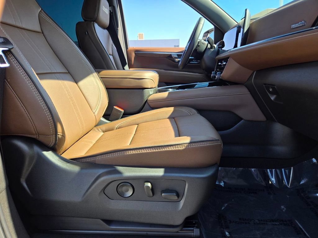 Used 2025 Chevrolet Tahoe High Country AWD/4WD image 16