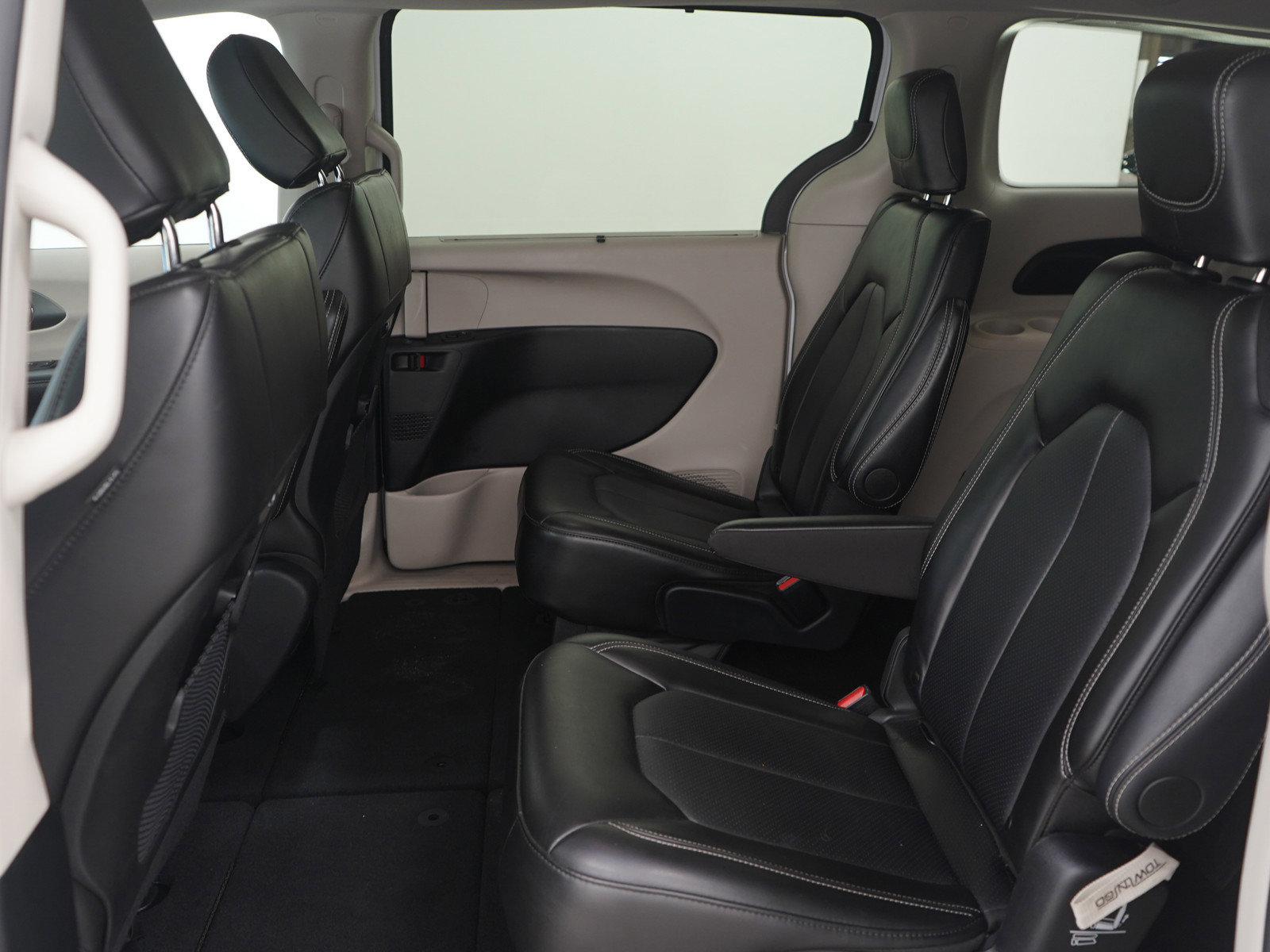 Used 2024 Chrysler Pacifica Touring-L image 18