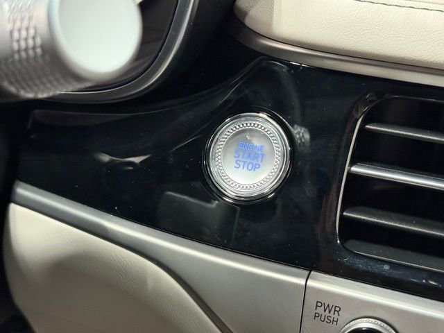 Used 2025 Genesis G70 2.5T image 17