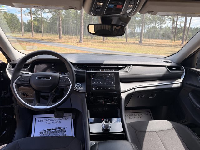 Used 2023 Jeep Grand Cherokee L Laredo image 17