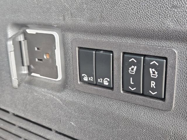 Used 2023 Chevrolet Suburban Premier RWD image 18